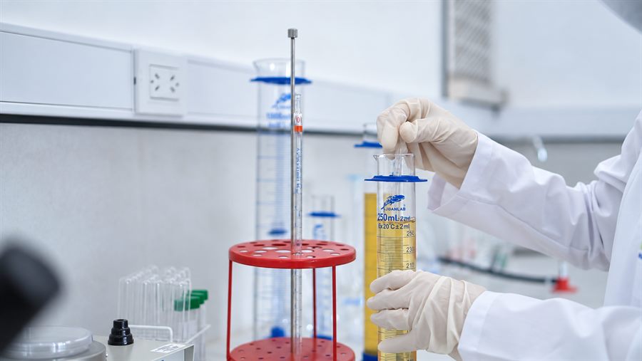 Medición de un líquido en probeta graduada de 250 ml.